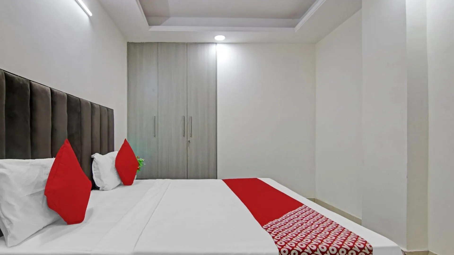 Hotel O The Crimson Palace New Delhi