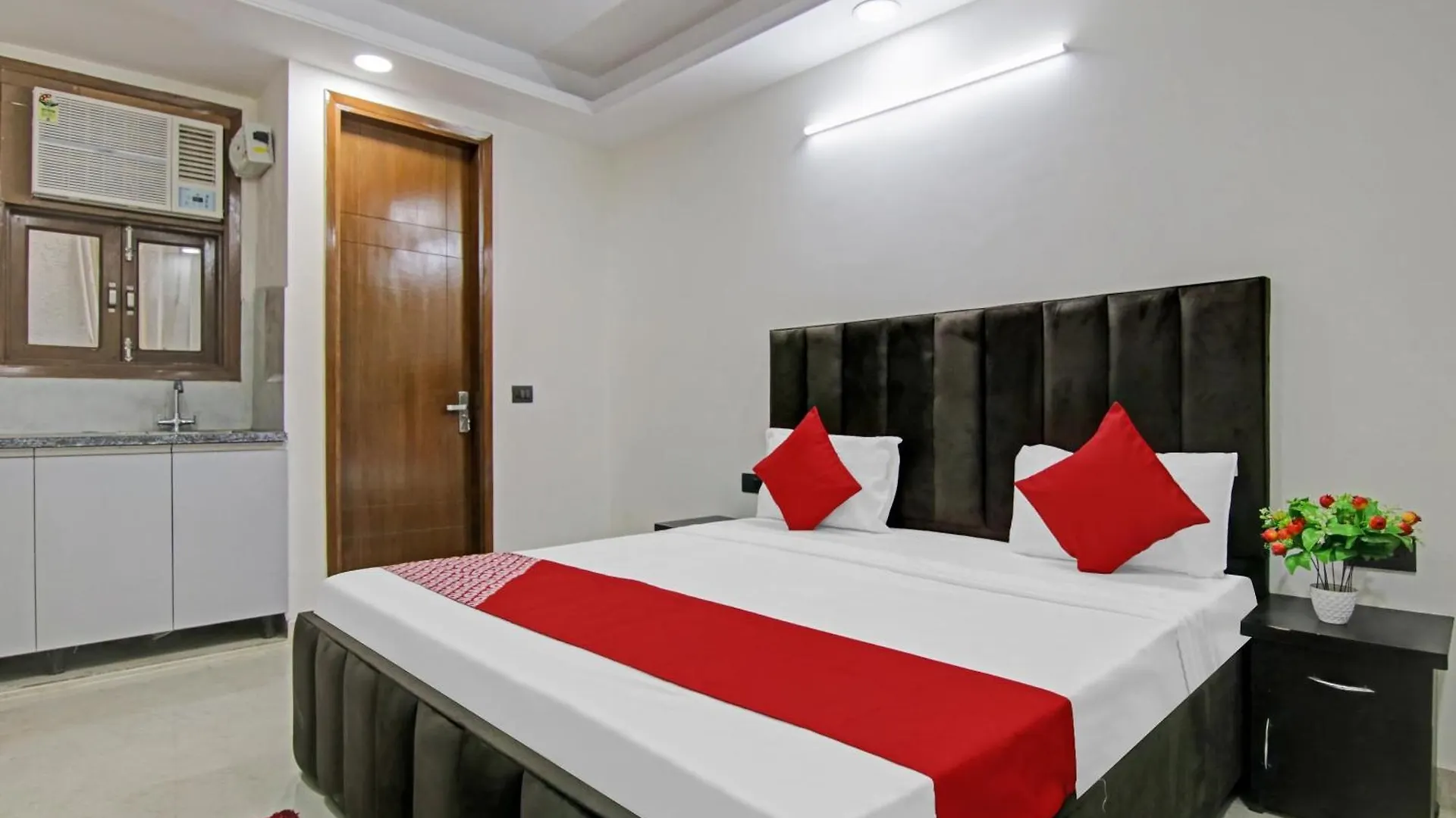 Hotel O The Crimson Palace New Delhi